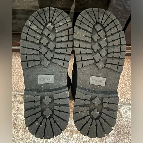 Boys, black waterproof trail guide size 6 boots - Picture 2 of 6